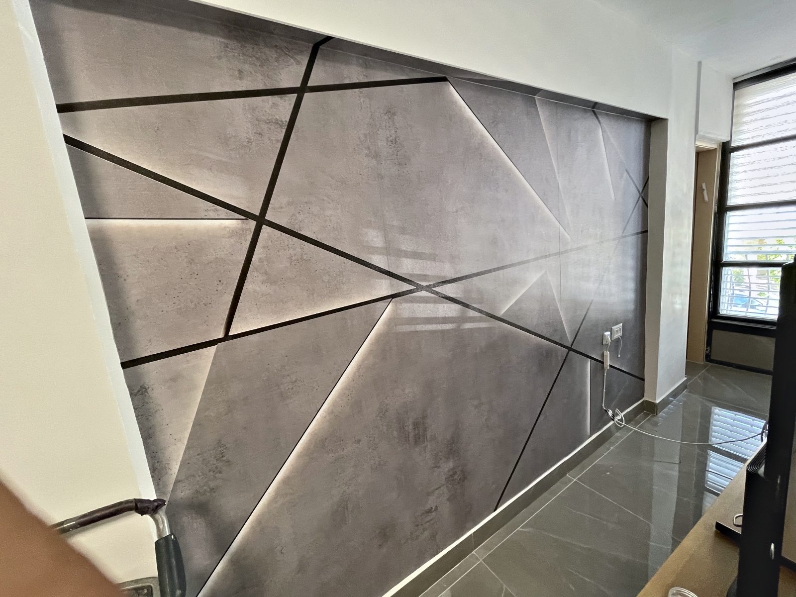 חיפוי קיר בהתאמה אישית בבת ים – עבודה של Frenkel Walls