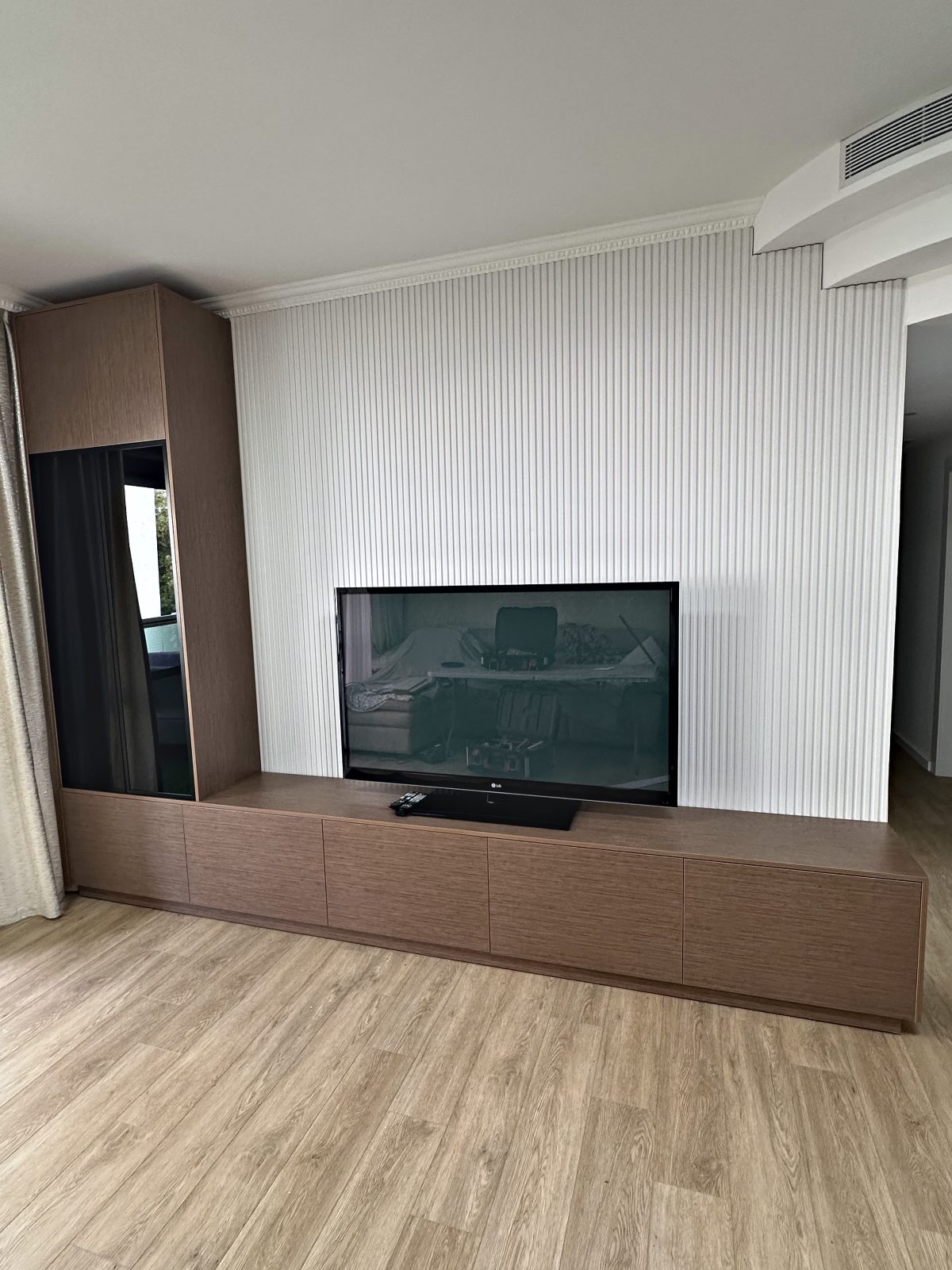 קיר טלוויזיה בהתאמה אישית בבת ים – עבודה של Frenkel Walls