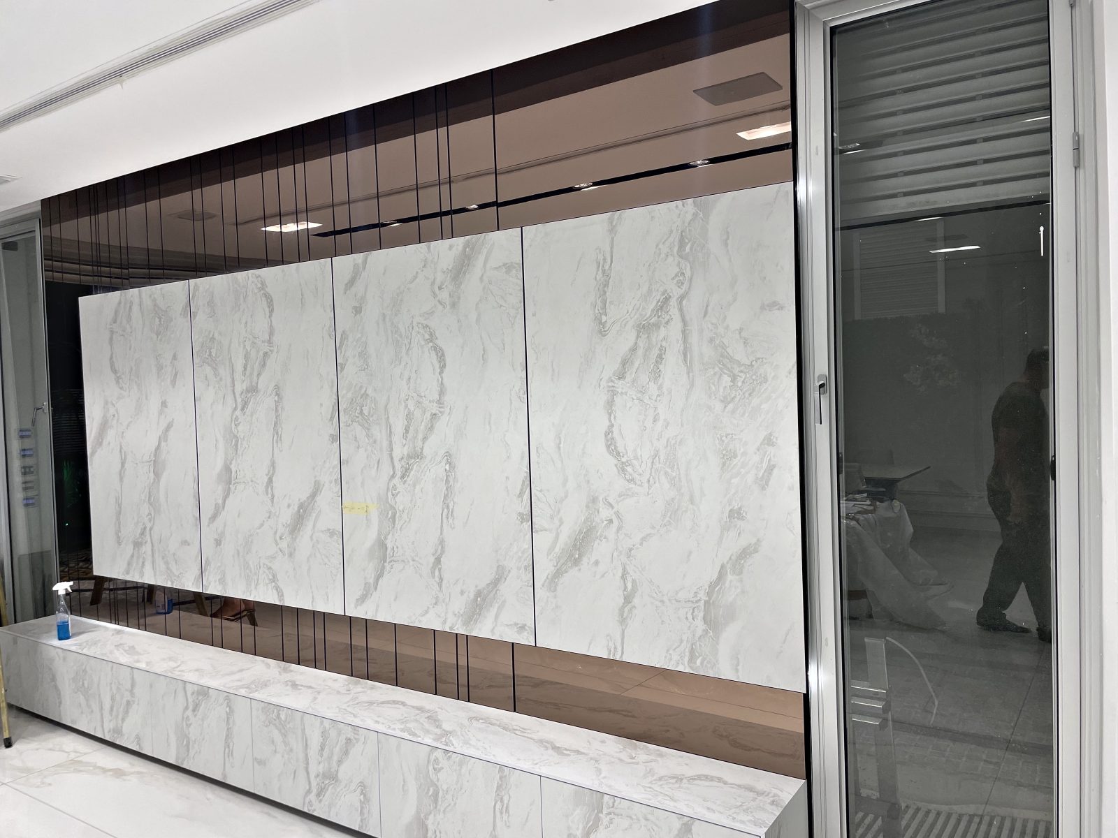 חיפוי קיר בהתאמה אישית בבת ים – עבודה של Frenkel Walls