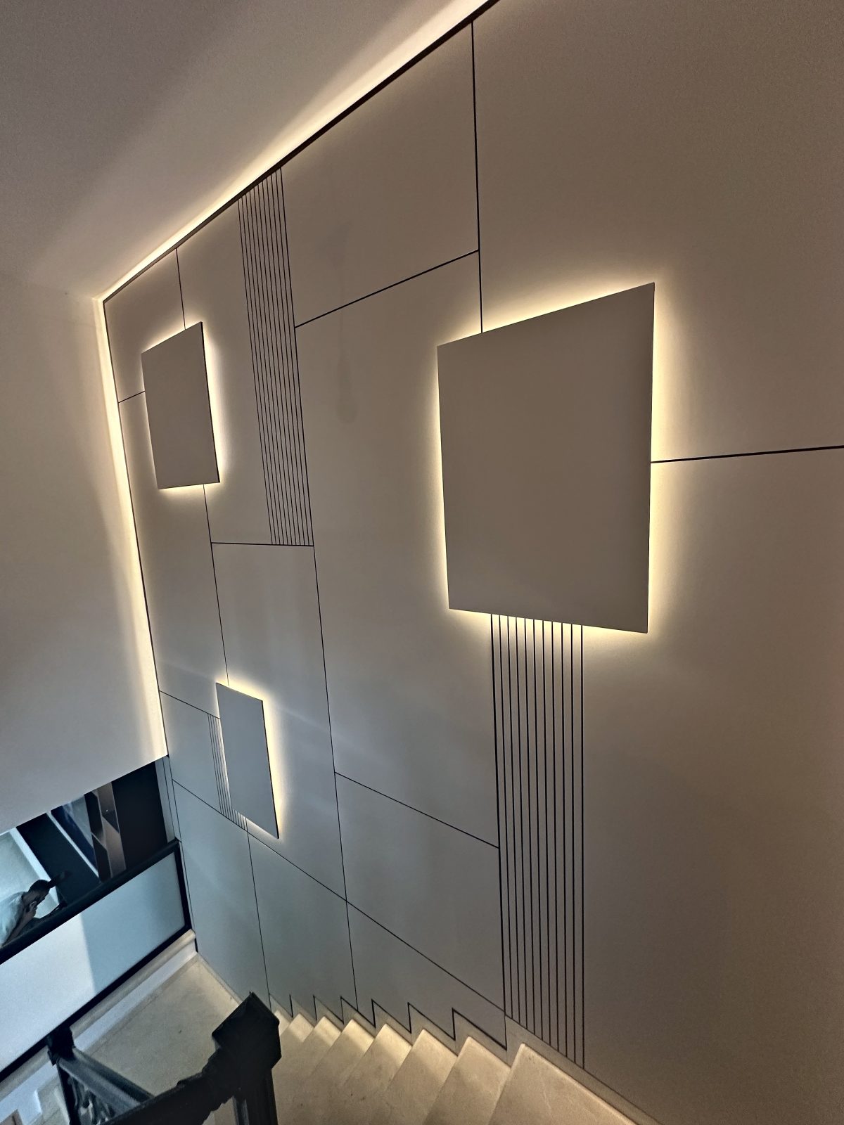 חיפוי קיר בהתאמה אישית בבאר יעקב – עבודה של Frenkel Walls