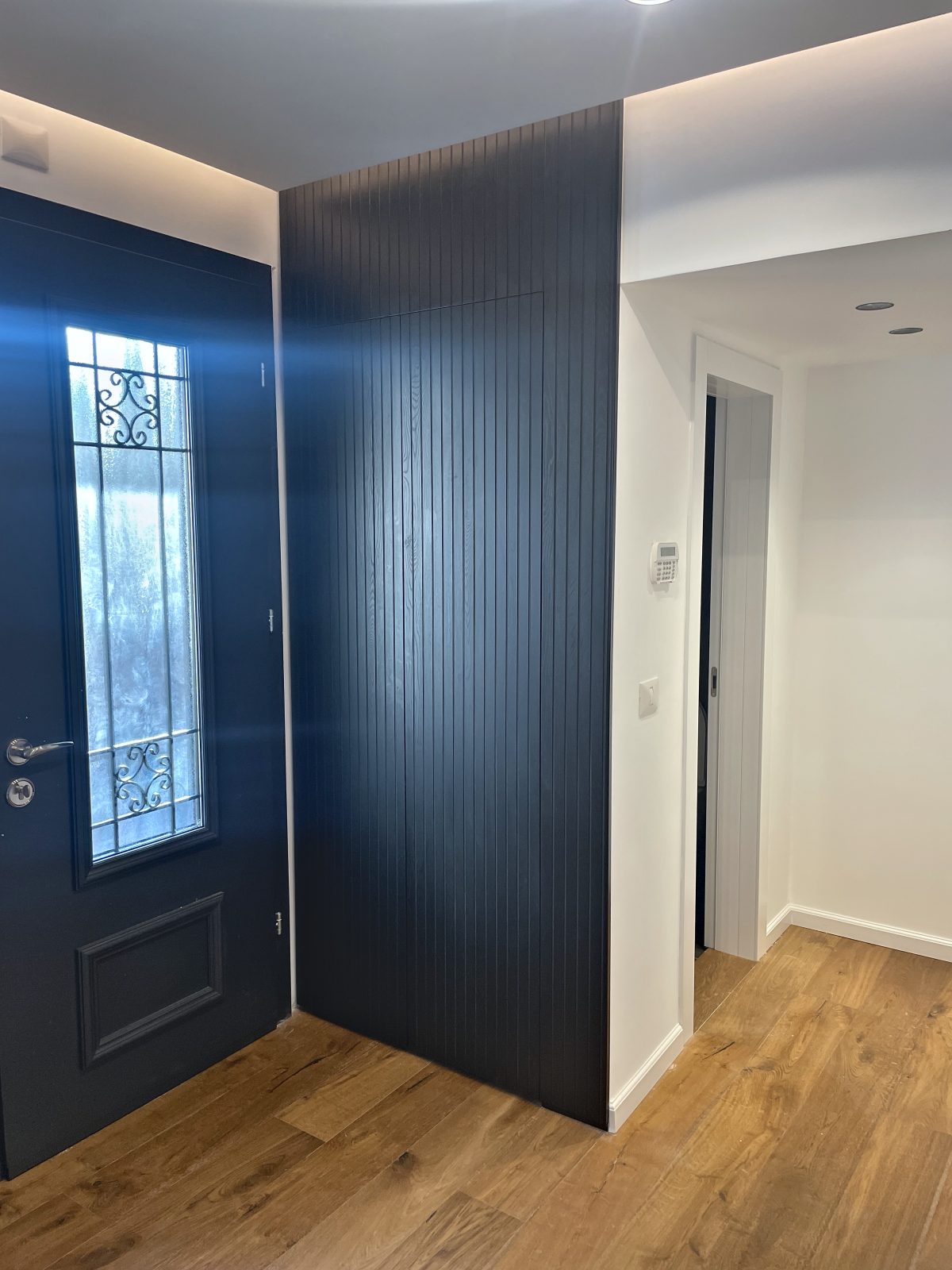 חיפוי קיר בהתאמה אישית בבאר יעקב – עבודה של Frenkel Walls