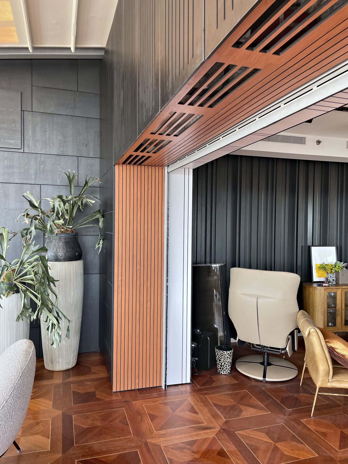 חיפוי קיר בהתאמה אישית בגני תקווה – עבודה של Frenkel Walls