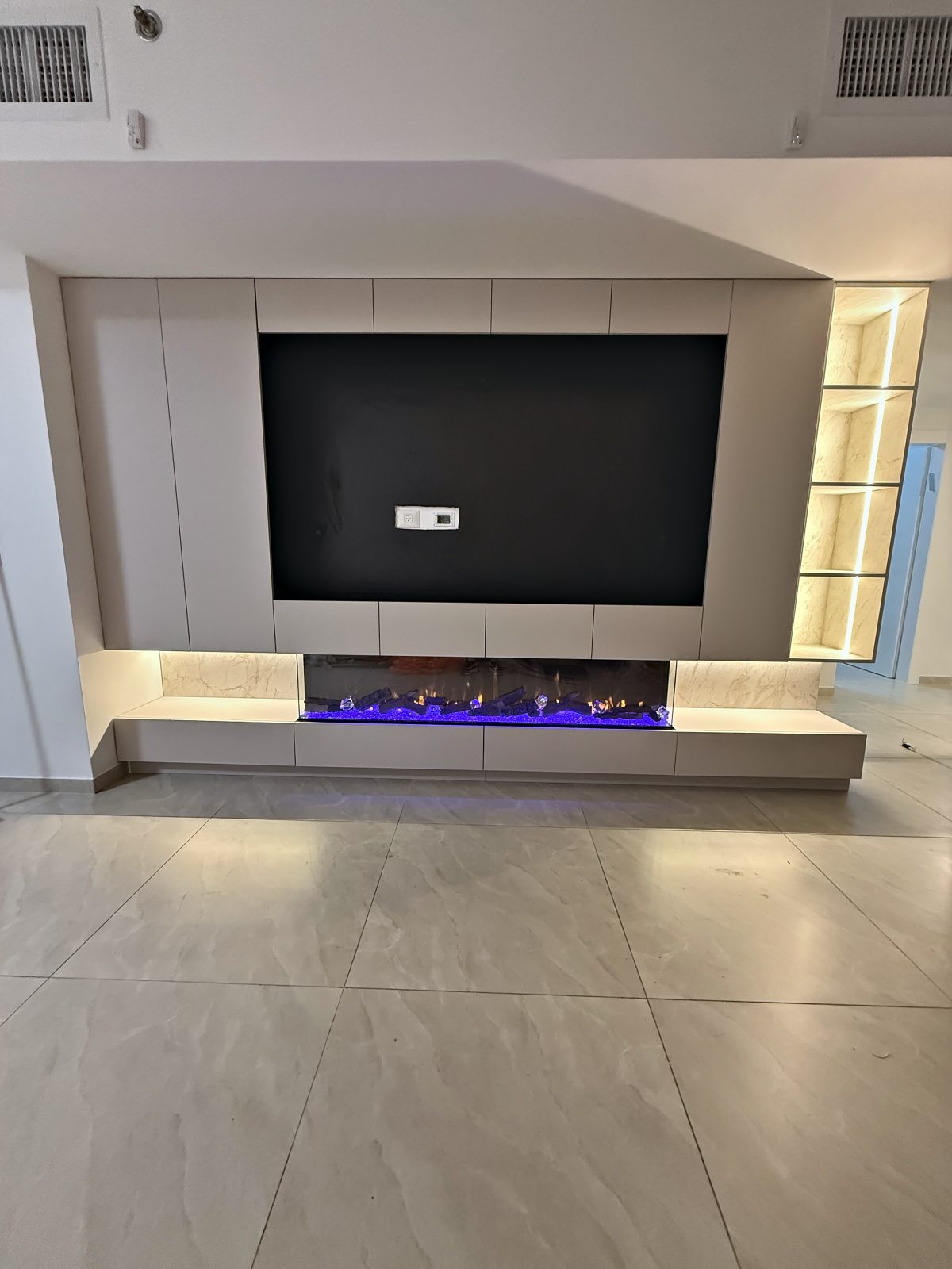 קיר טלוויזיה עם קמין בגבעת שמואל – עבודה של Frenkel Walls