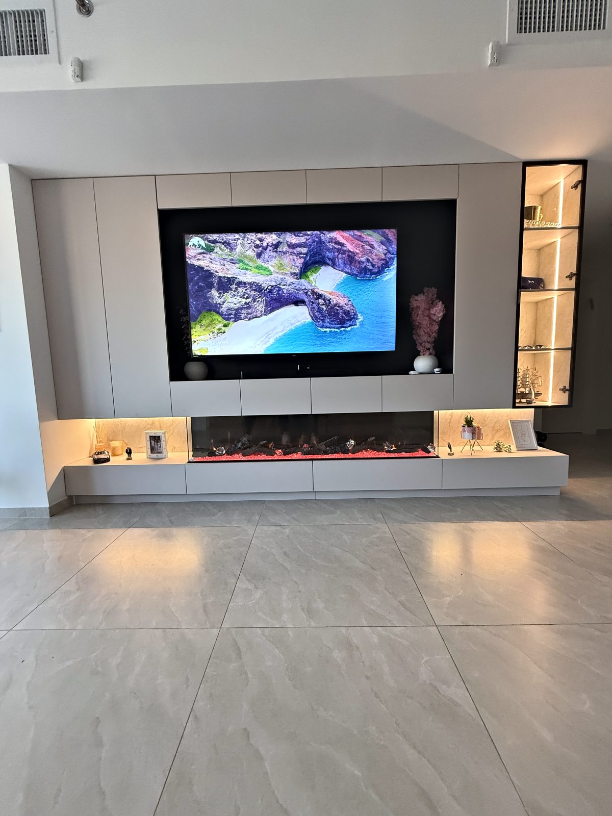 קיר טלוויזיה עם קמין בגבעת שמואל – עבודה של Frenkel Walls