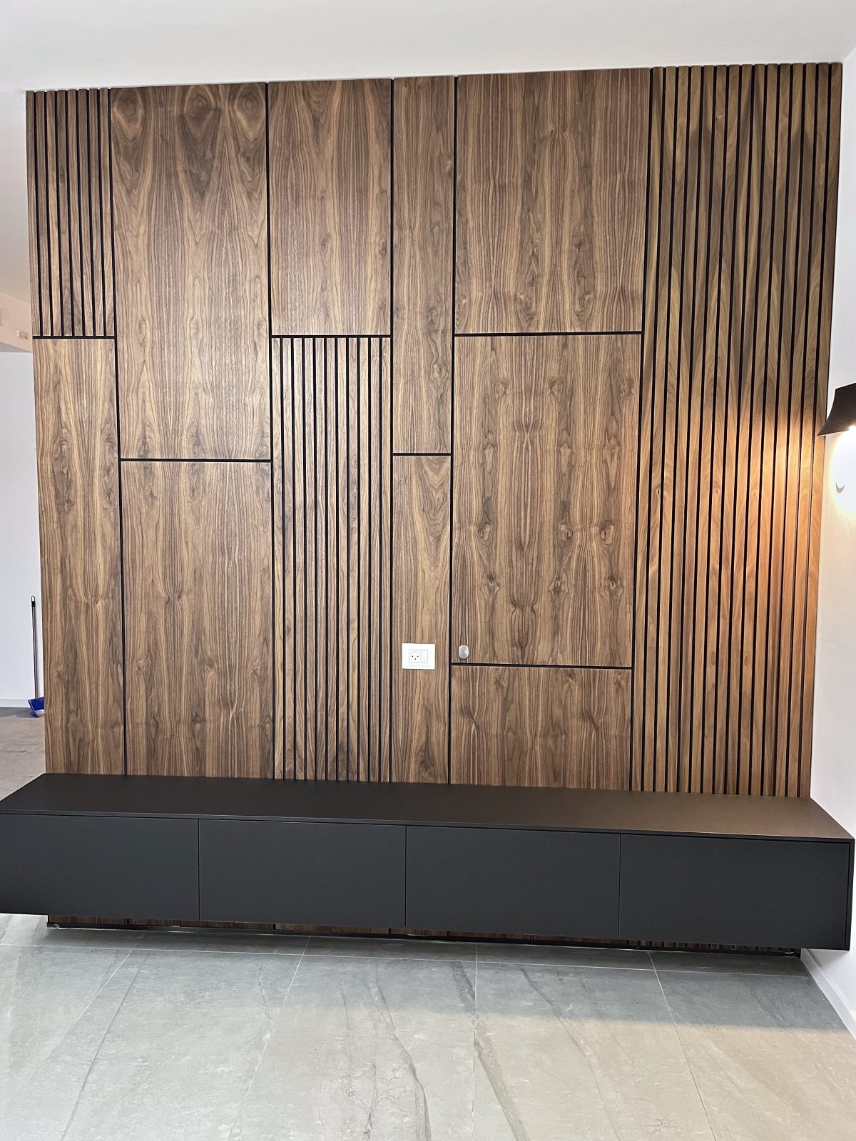 חיפוי קיר בהתאמה אישית בחולון – עבודה של Frenkel Walls