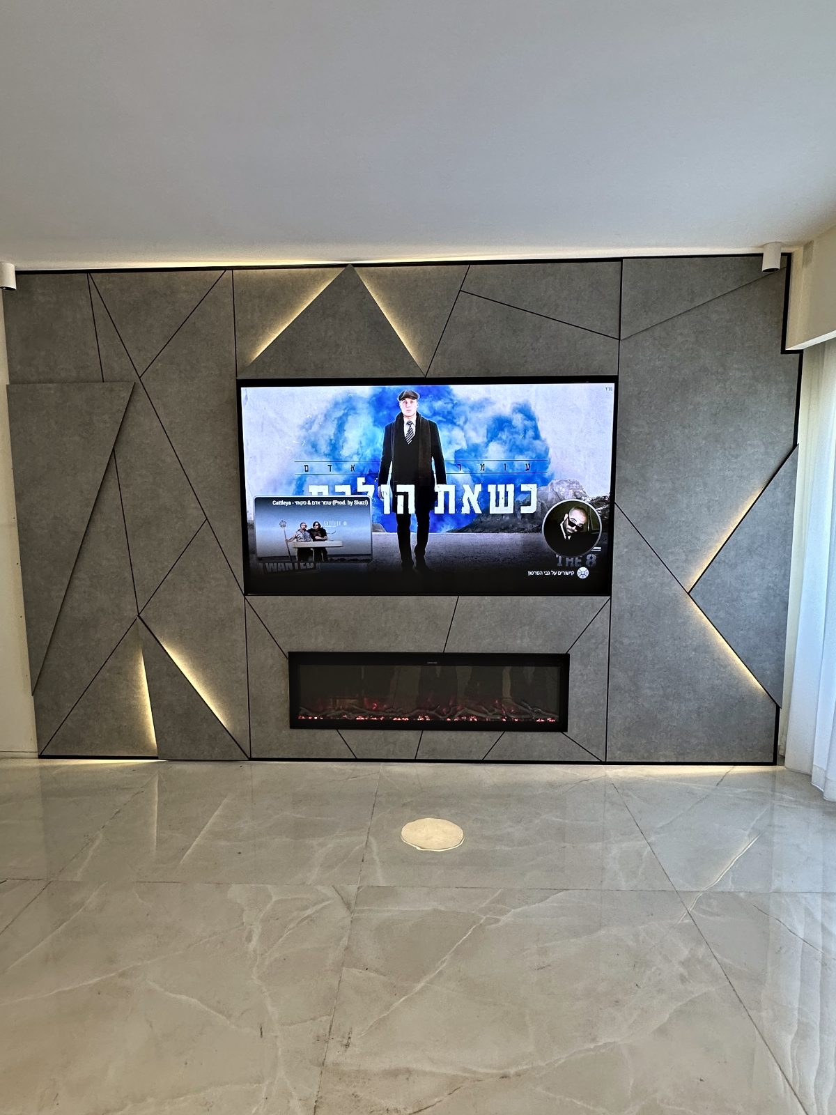 קיר טלוויזיה עם קמין בהתאמה אישית בחולון – עבודה של Frenkel Walls