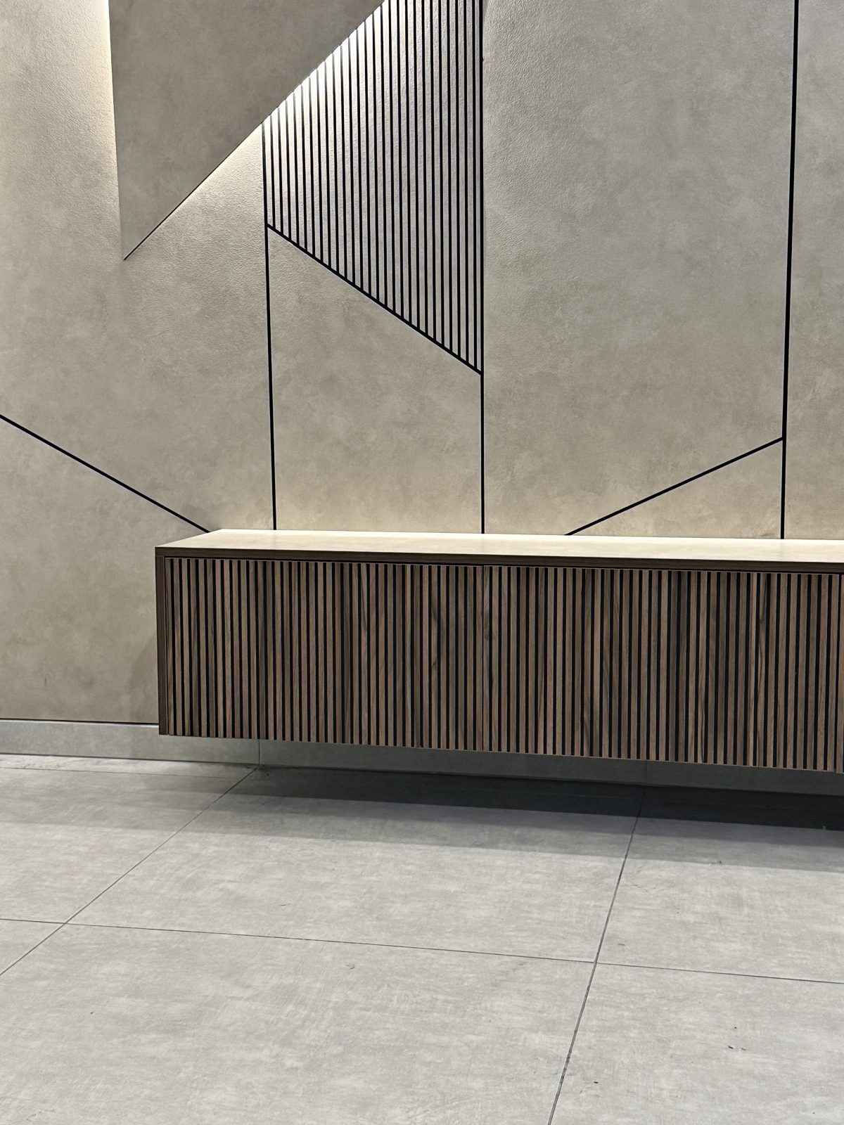 חיפוי קיר בכפר סבא – עבודה של Frenkel Walls