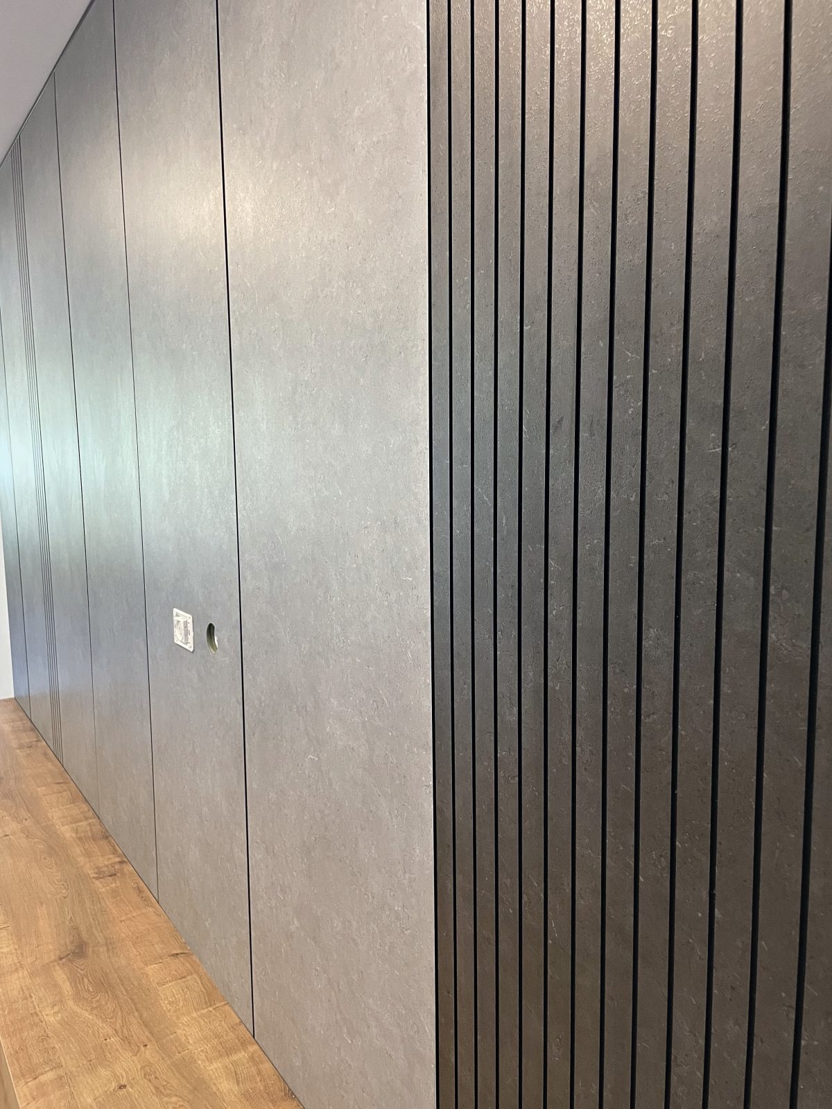 חיפוי קיר בכפר יונה – עבודה של Frenkel Walls