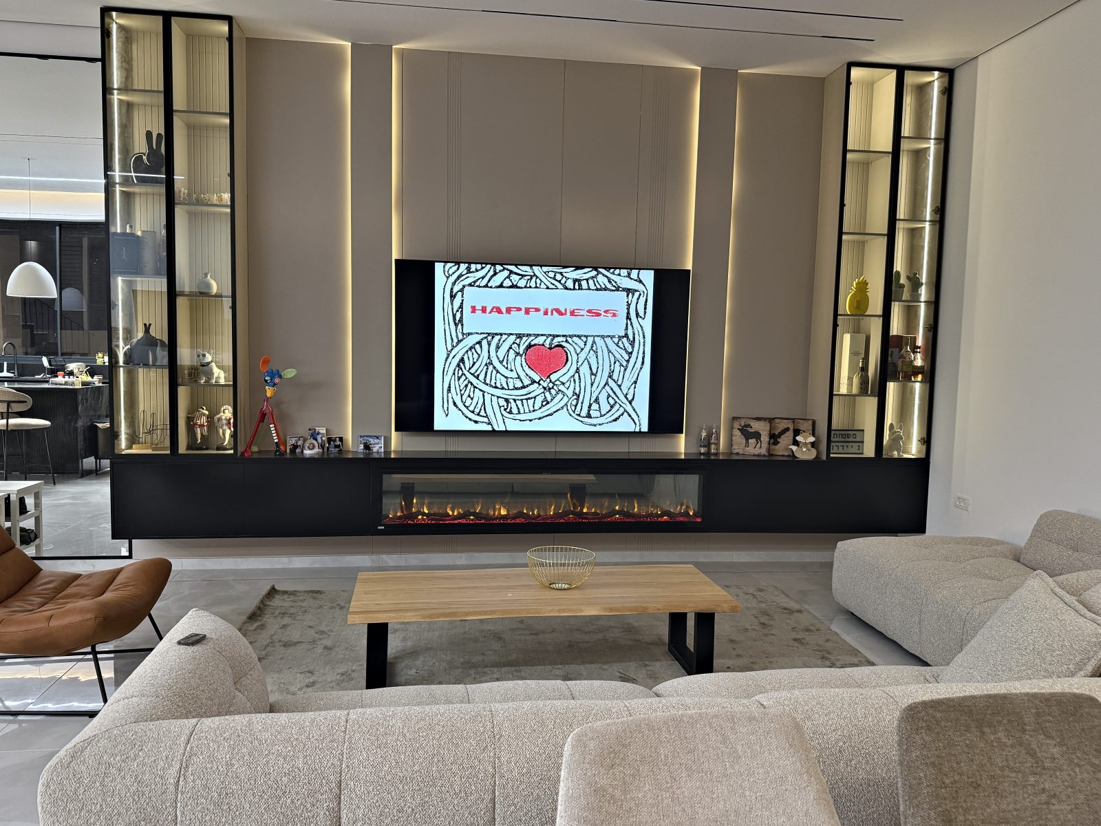 קיר טלוויזיה עם קמין בכפר יונה – עבודה של Frenkel Walls