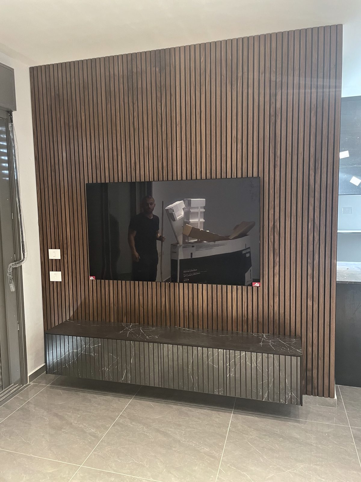 קיר טלוויזיה עם קמין בהתאמה אישית בלוד – עבודה של Frenkel Walls