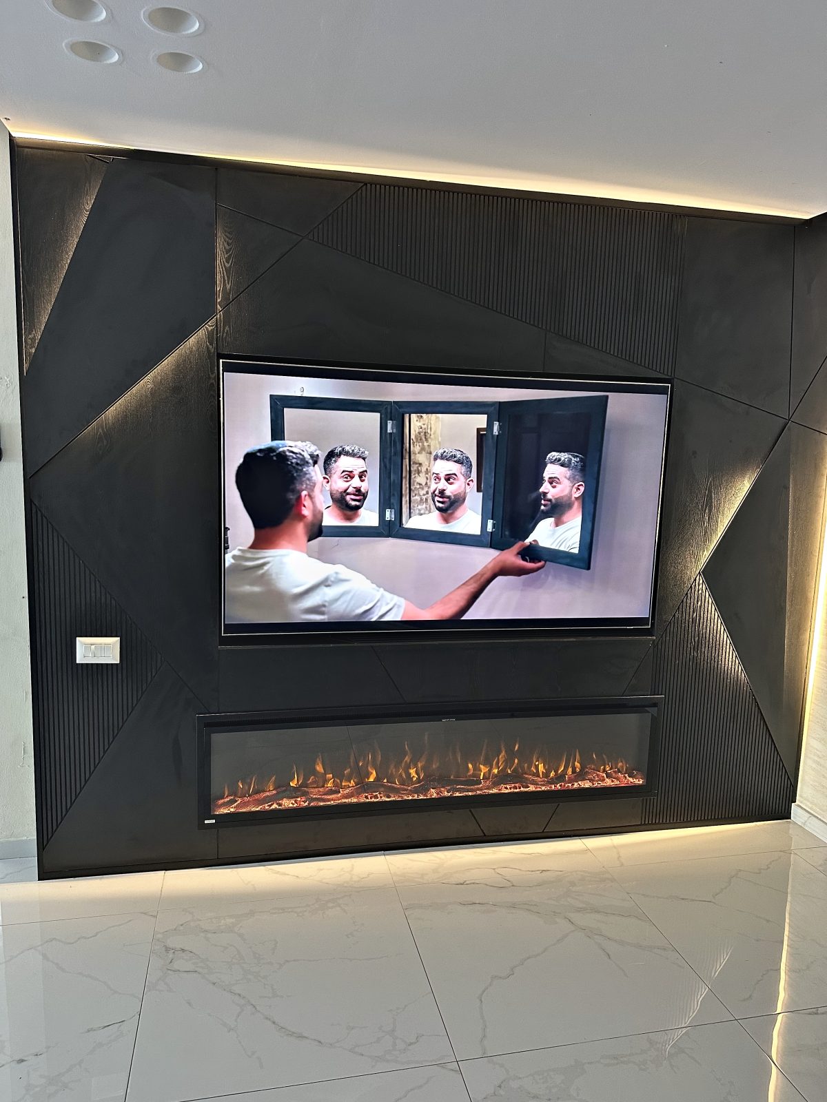 קיר טלוויזיה עם קמין בנס ציונה – עבודה של Frenkel Walls