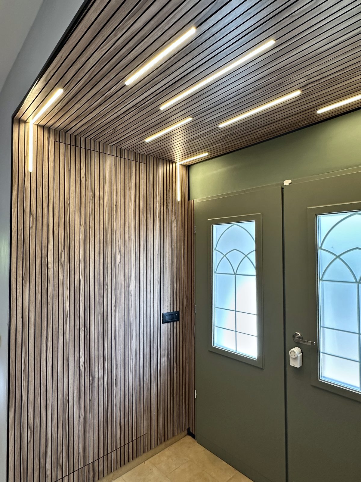 חיפוי קיר בנס ציונה – עבודה של Frenkel Walls
