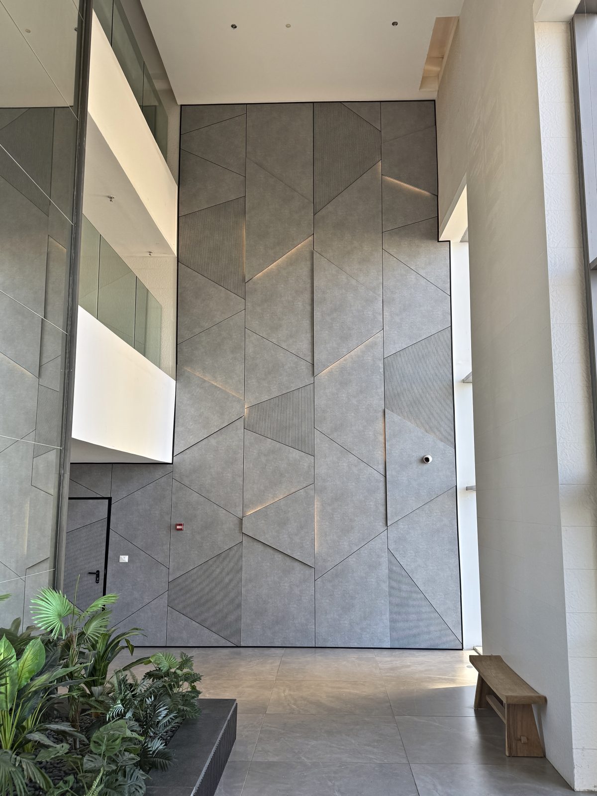 חיפוי קיר בהתאמה אישית בנתניה – עבודה של Frenkel Walls