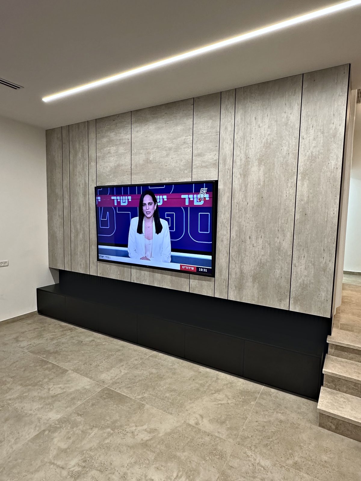 קיר טלוויזיה עם קמין ברעננה – עבודה של Frenkel Walls