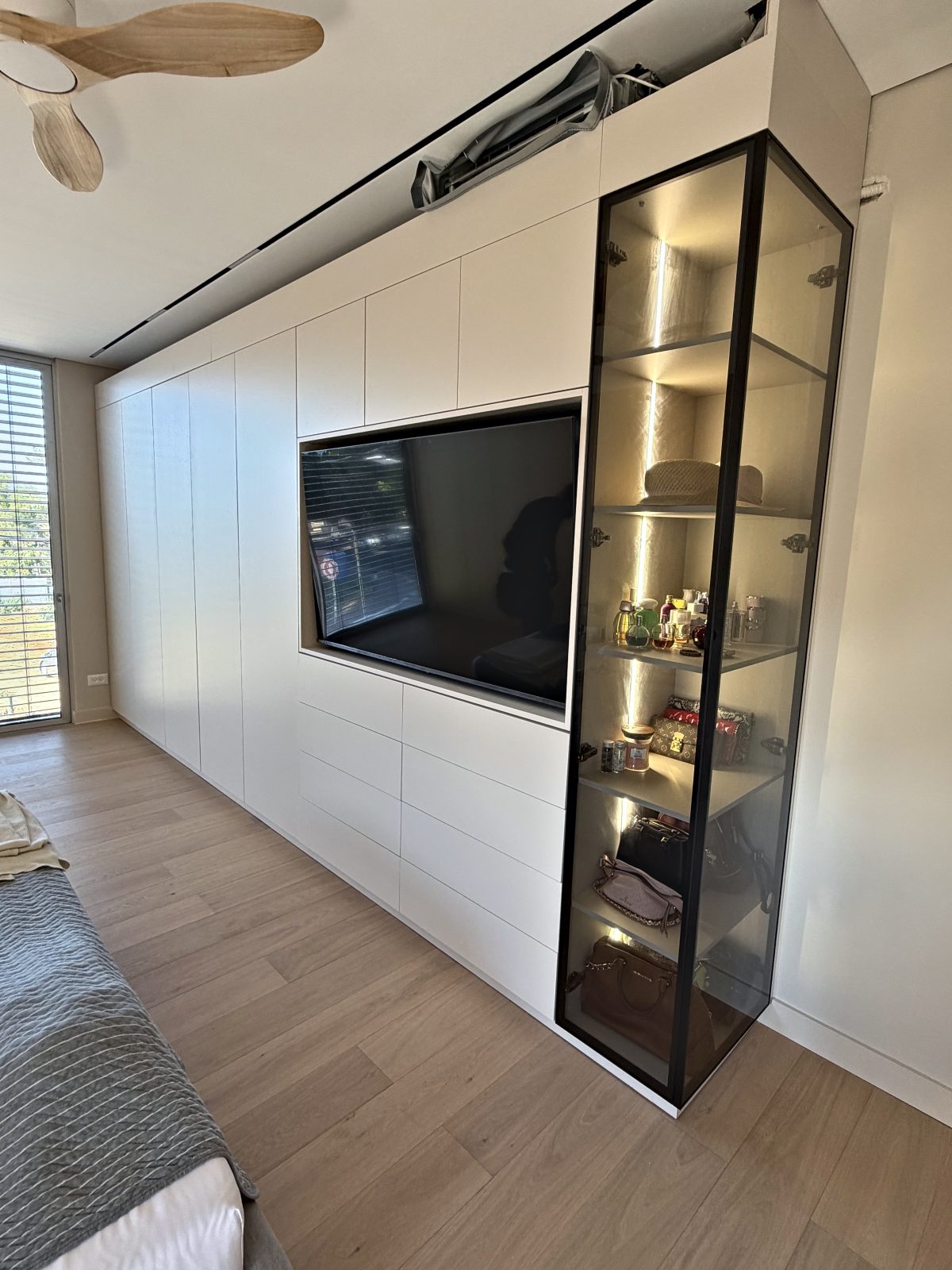 קיר טלוויזיה בהתאמה אישית ברעננה – עבודה של Frenkel Walls