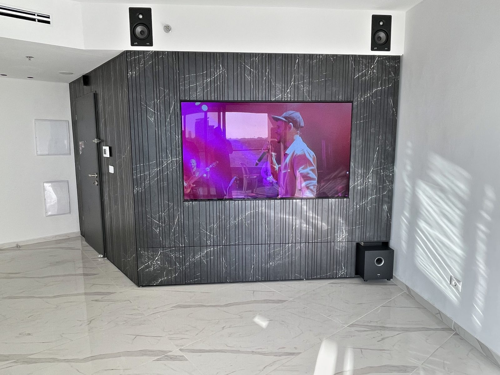 קיר טלוויזיה עם קמין ברמת גן – עבודה של Frenkel Walls
