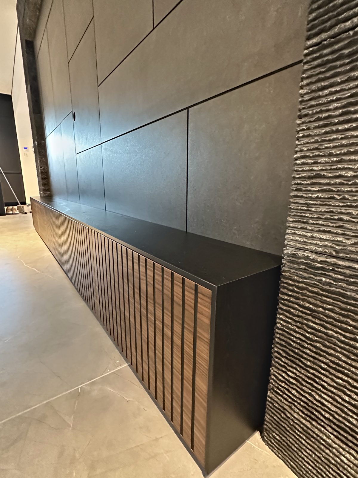 חיפוי קיר בהתאמה אישית ברמת השרון – עבודה של Frenkel Walls
