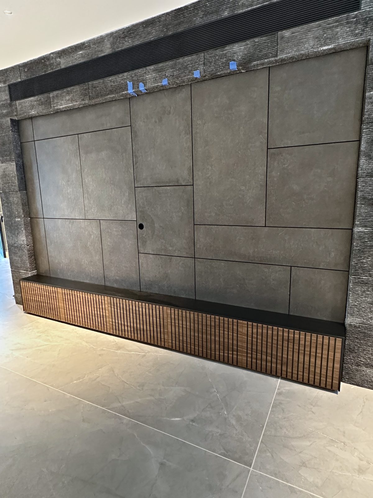 חיפוי קיר בהתאמה אישית ברמת השרון – עבודה של Frenkel Walls