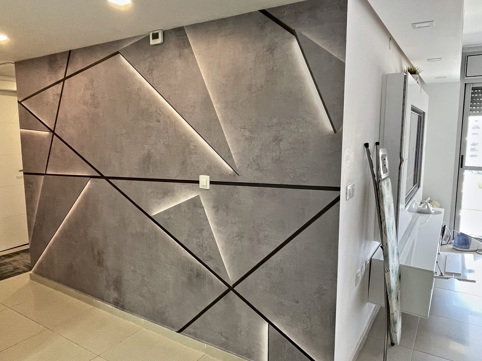 חיפוי קיר בהתאמה אישית ברמלה – עבודה של Frenkel Walls