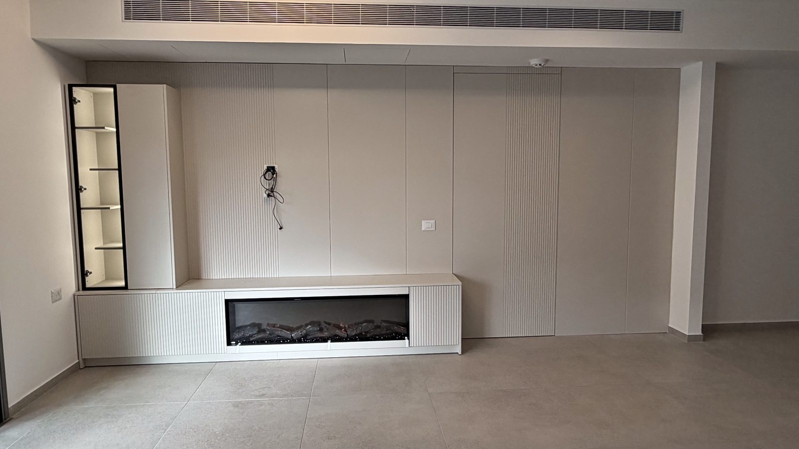 קיר טלוויזיה עם קמין ברחובות – עבודה של Frenkel Walls