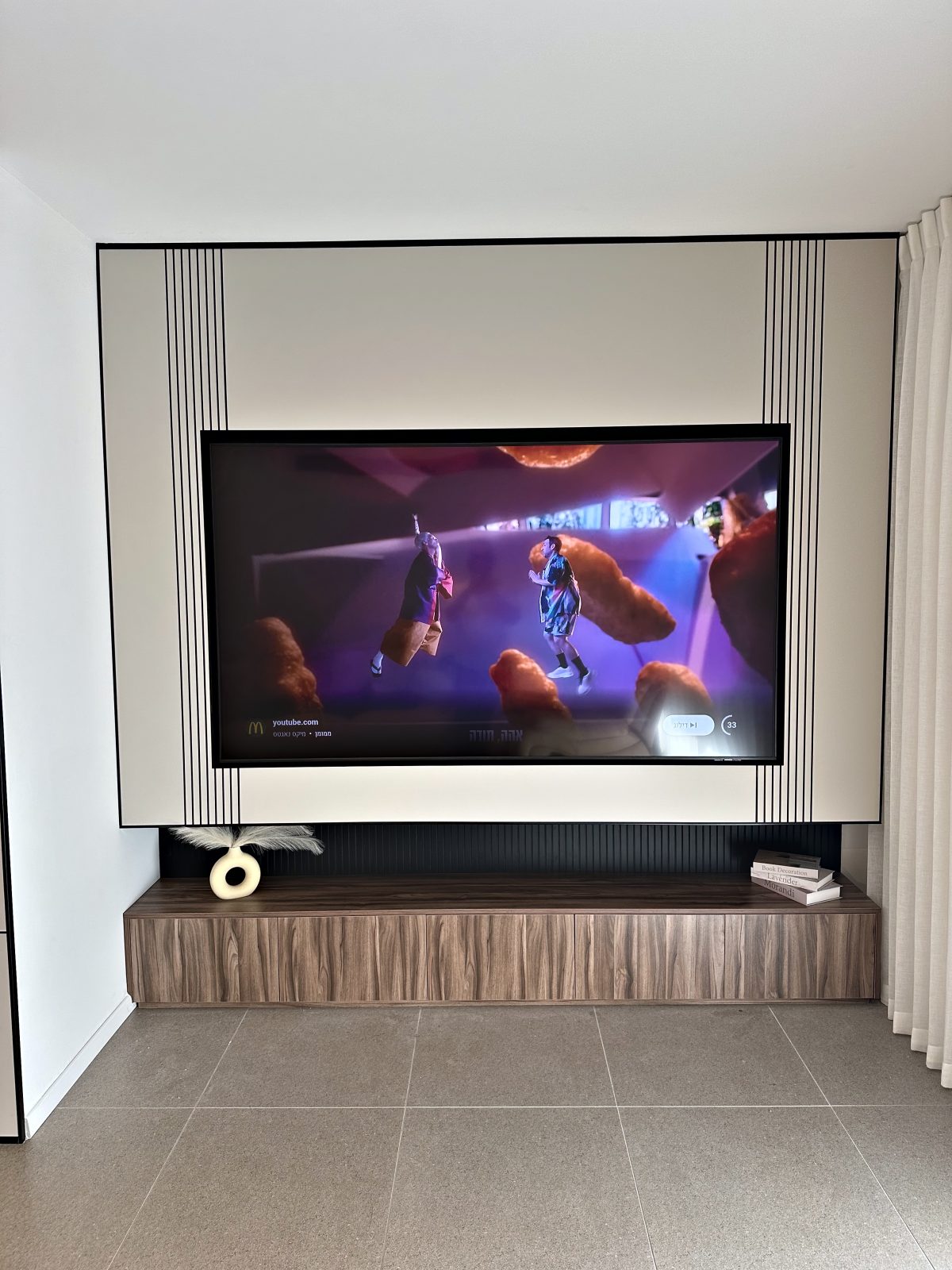 קיר טלוויזיה עם קמין בראש העין – עבודה של Frenkel Walls