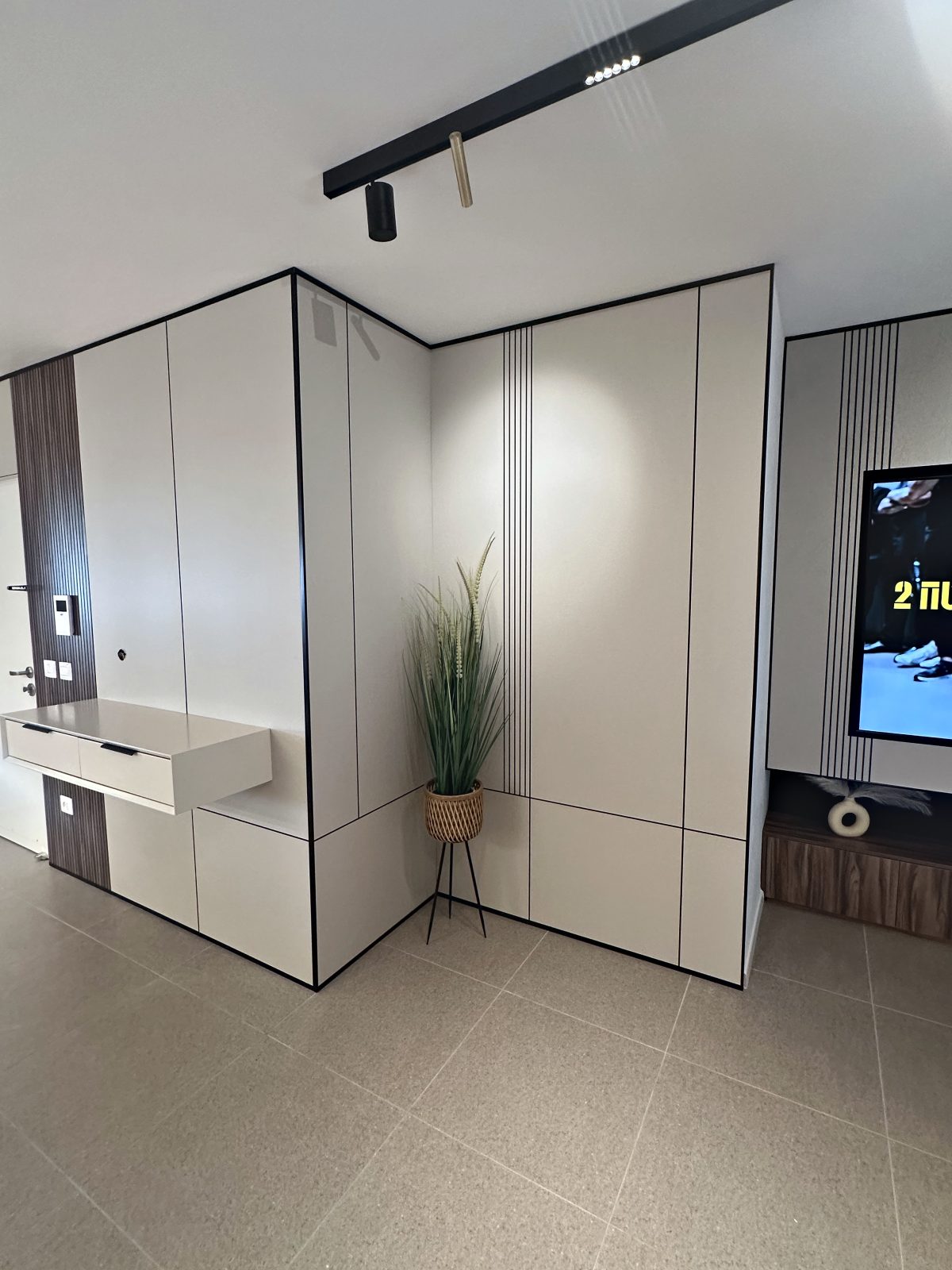 ויטרינה בהתאמה אישית בראש העין – עבודה של Frenkel Walls