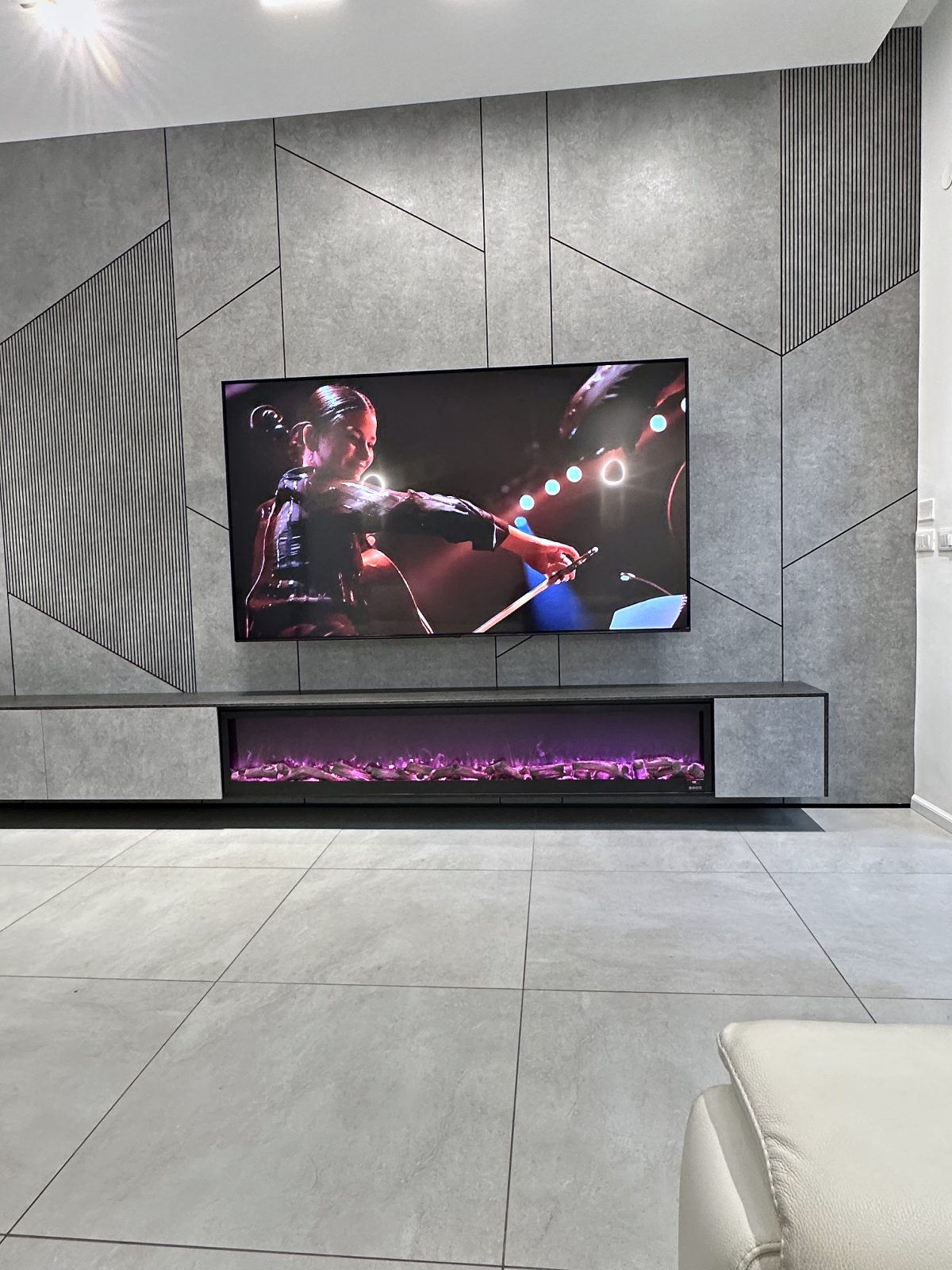 קיר טלוויזיה עם קמין בשוהם – עבודה של Frenkel Walls