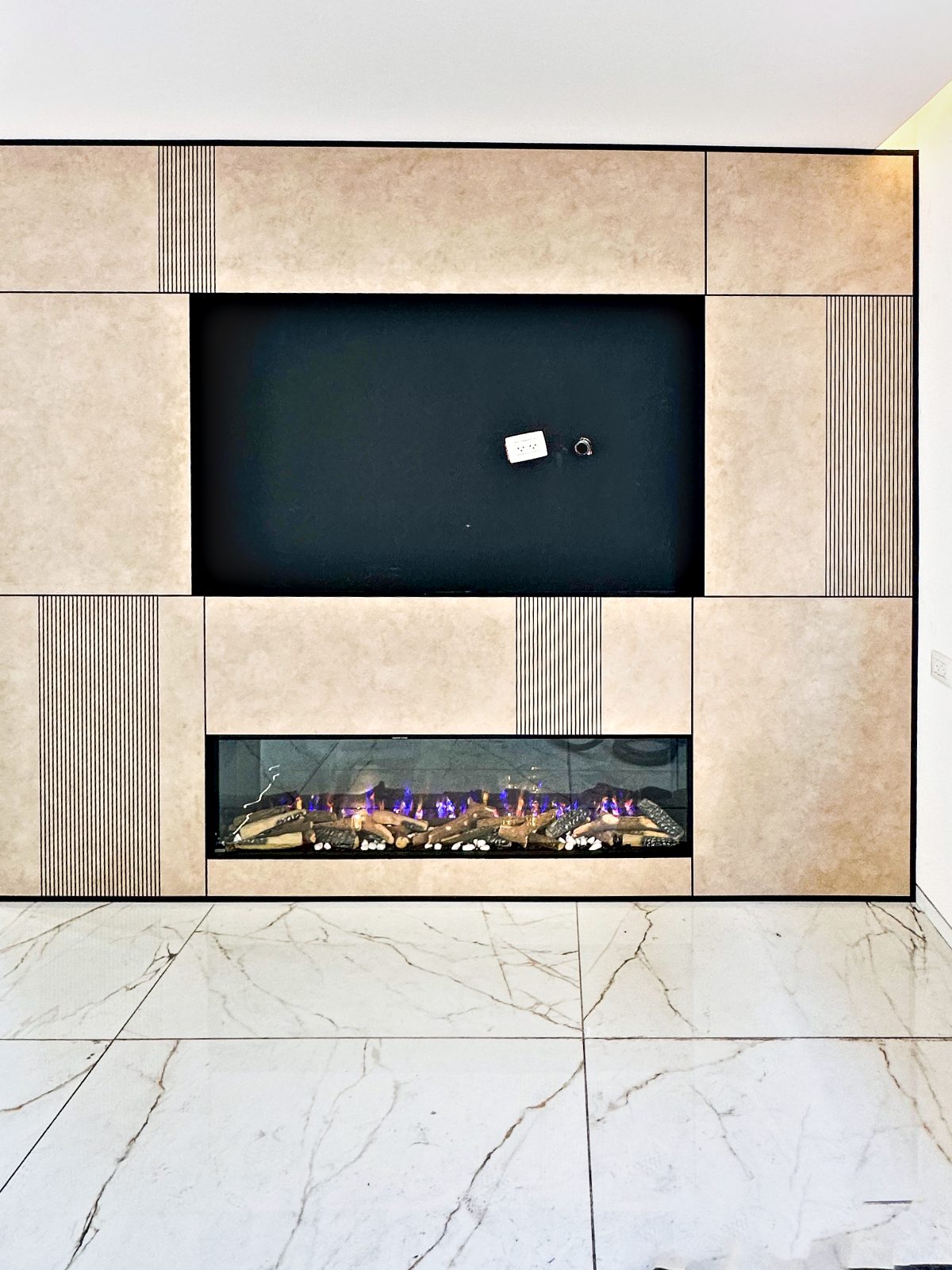 קמין חשמלי בילד אין בקיר במראה אבן – עבודה של Frenkel Walls