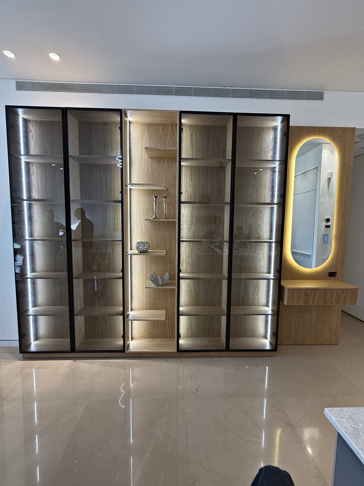 חזית ארונות זכוכית מוארת עם מראה אובלית