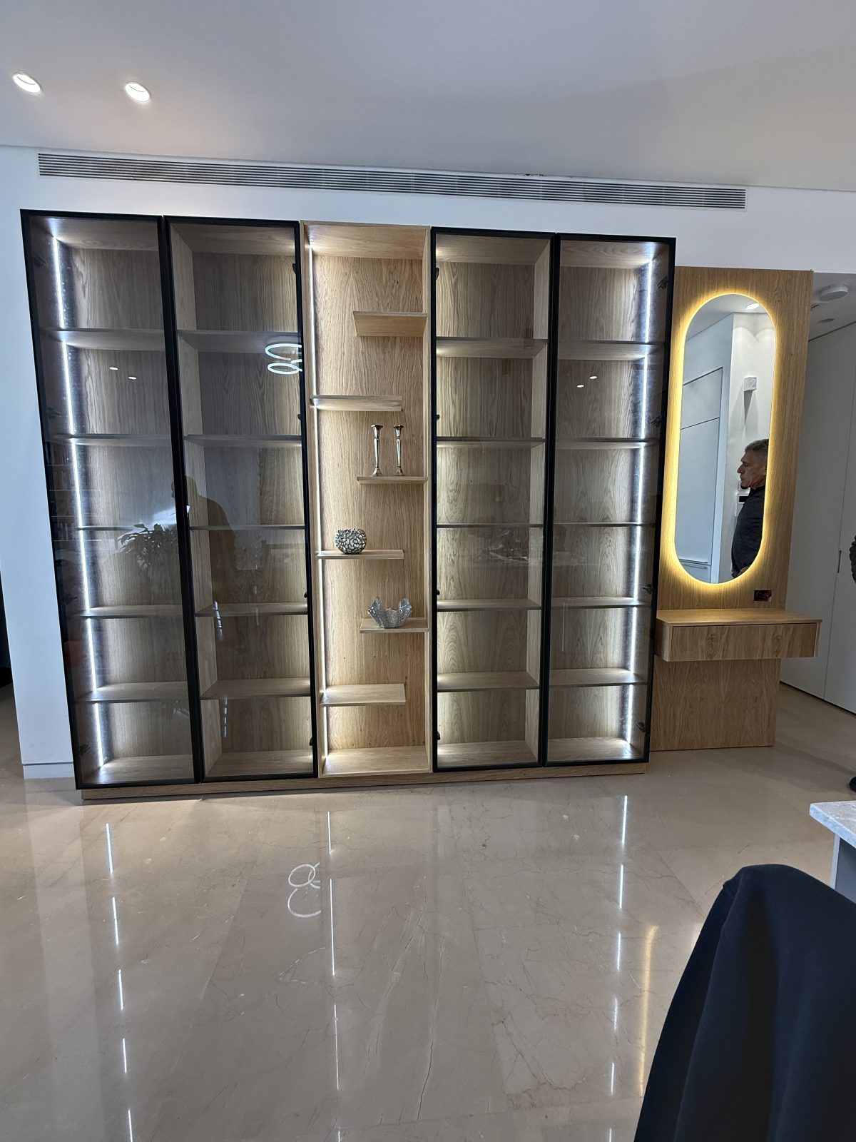 ארונות תצוגה מזכוכית עם מדפים מוארים