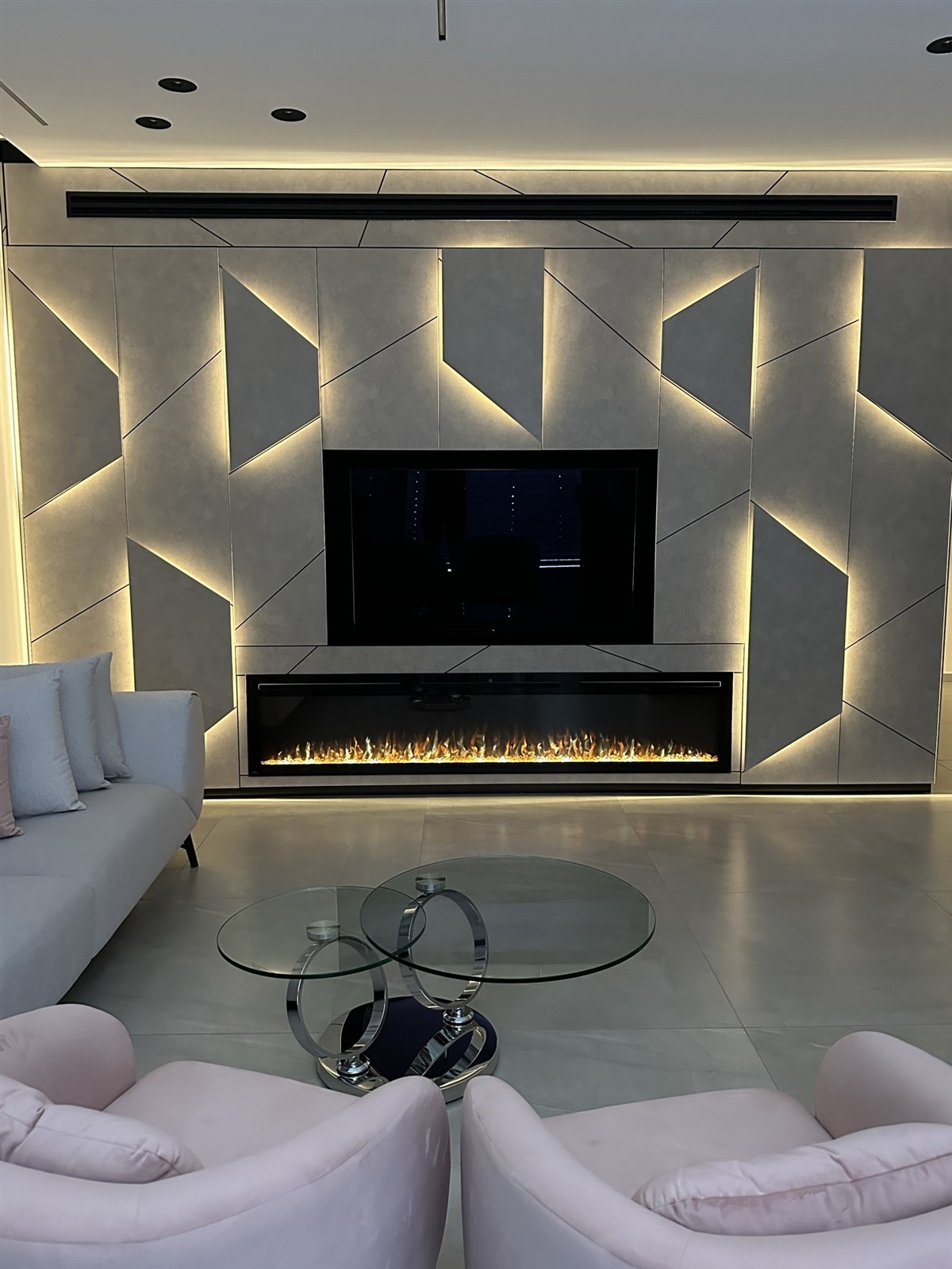 קיר טלוויזיה עם קמין חשמלי בנגרות של Frenkel Walls